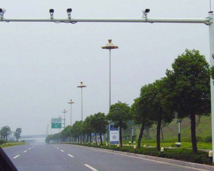 鑫雨杭電器設(shè)備公司為您解答，山西道路監(jiān)控桿的施工規(guī)范是什么？